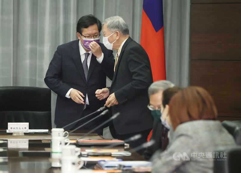 總統蔡英文20日在總統府接見八大工商團體,陪同出席的行政院副院長鄭文燦(左)會前與台灣金控董事長沈榮津(左2)交換意見。中央社記者鄭傑文攝 112年2月20日