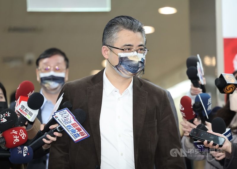 中國上海市台辦訪團應邀來台,中國上海市台辦副主任李驍東(前)20日上午拜會台北市政府市政團隊,離去時未回應媒體提問。中央社記者趙世勳攝 112年2月20日