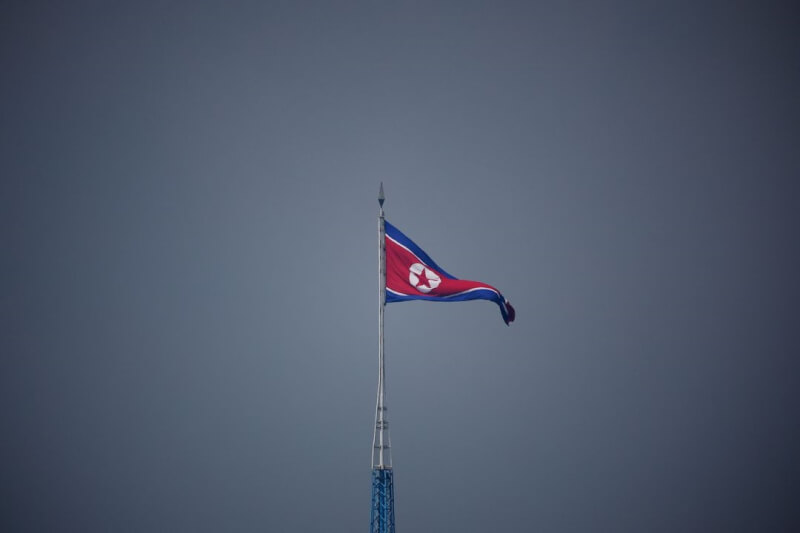 北韓18日、20日接連發射飛彈，抗議美國在朝鮮半島的戰略資產部署。圖為北韓國旗。（路透社）