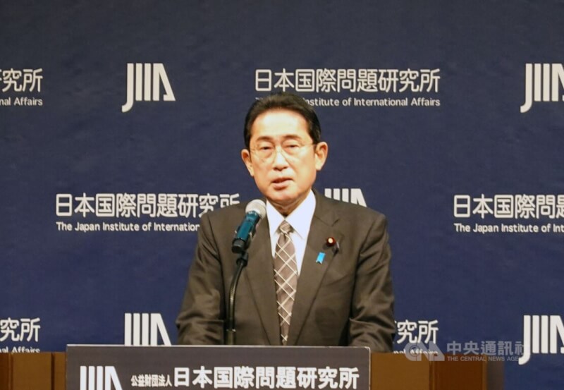 日本首相岸田文雄20日在一場論壇上表示，對「今日烏克蘭明日東亞」懷危機感。他說，將邀烏國總統與七大工業國（G7）領袖舉行線上會談，日本也將追加金援烏克蘭55億美元。中央社記者楊明珠東京攝 112年2月20日