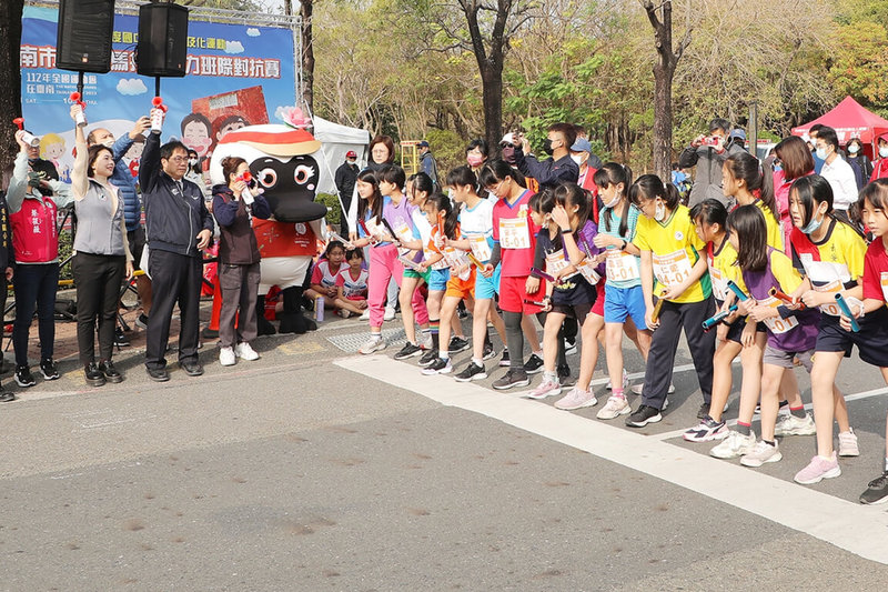 台南市第2屆馬拉松接力班際對抗賽20日在億載金城開跑，市長黃偉哲（左3）等人主持鳴槍。（台南市政府提供）中央社記者楊思瑞台南傳真  112年2月20日