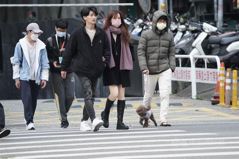 北部及東北部20日整天偏冷，白天北台灣高溫僅攝氏16、17度。圖為民眾穿著禦寒衣物走在台北市士林區過馬路。（中央社檔案照片）