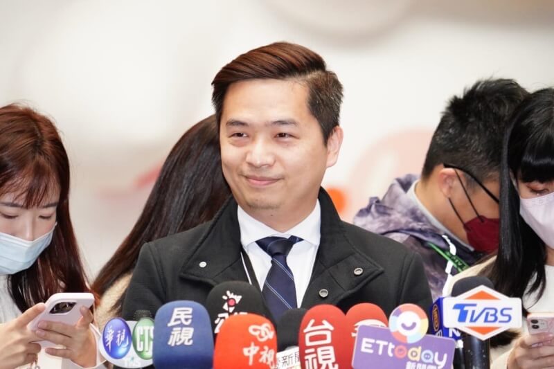 台北市政府發言人羅旺哲（中）20日表示，因健康因素已跟市長蔣萬安請辭。（羅旺哲臉書facebook.com）