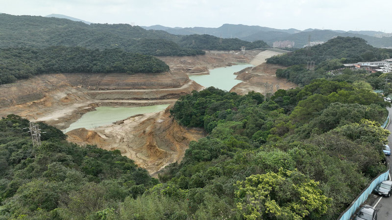 有基隆市民發現新山水庫近日蓄水量僅3.2%，為40多年來首見水庫幾乎見底，經詢問後得知原來是原水管線滲漏，需執行洩降作業修復，搶修後已於15日啟動水庫蓄升作業。（讀者提供）中央社記者王朝鈺傳真 112年2月20日