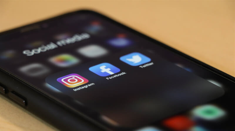 Meta執行長祖克柏19日宣布推出的Instagram和臉書付費服務，出具證件並通過驗證後可獲得藍勾勾。（圖取自Unsplash圖庫）