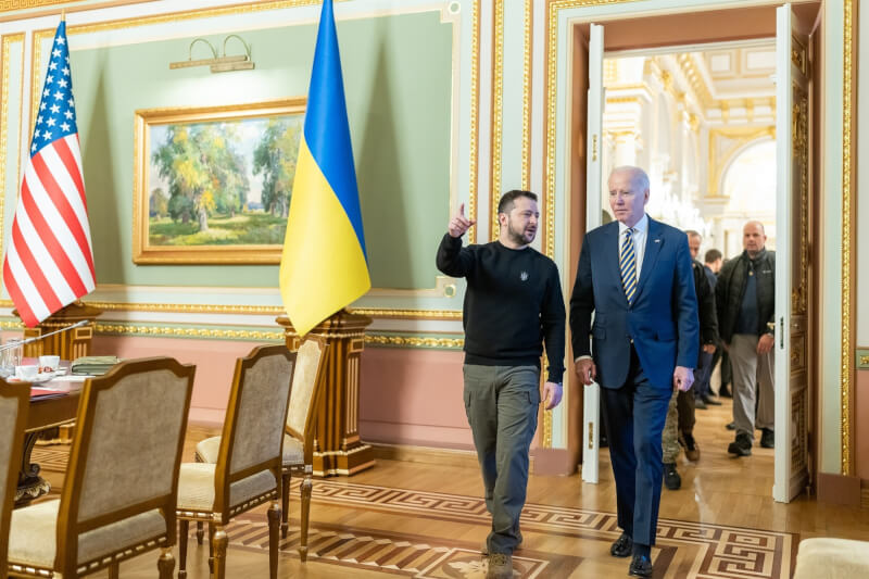 美國總統拜登（前右）20日抵達基輔，與烏克蘭總統澤倫斯基（前左）會面。（圖取自facebook.com/WhiteHouse）