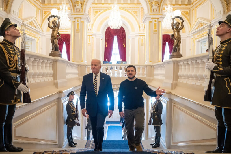 美國總統拜登（前左）20日抵達基輔，與烏克蘭總統澤倫斯基（前右）會面。（圖取自facebook.com/WhiteHouse）