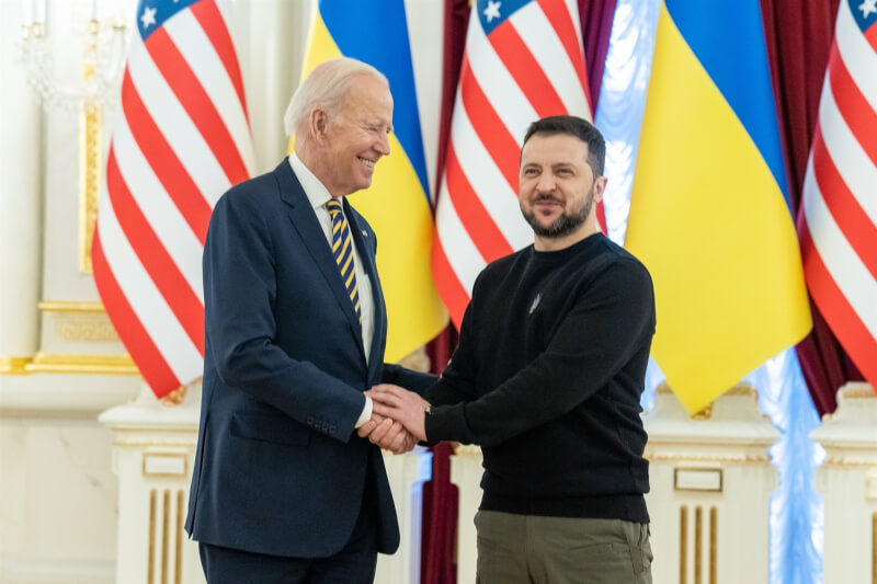 美國總統拜登（左）20日抵達基輔，與烏克蘭總統澤倫斯基（右）會面。（圖取自facebook.com/WhiteHouse）