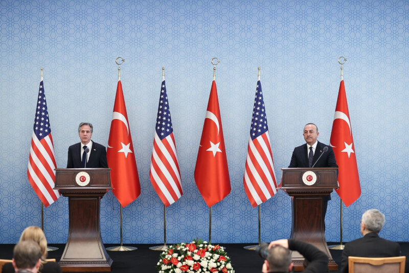 美國國務卿布林肯（左）抵達土耳其訪問，重申支持瑞典與芬蘭加入北大西洋公約組織。（圖取自twitter.com/MevlutCavusoglu）