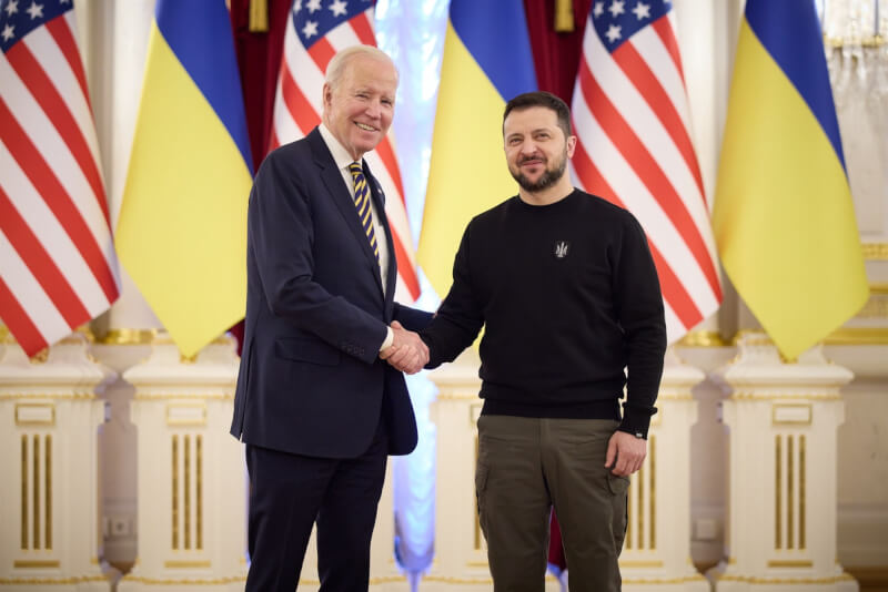 美國總統拜登（左）20日抵達基輔，與烏克蘭總統澤倫斯基（右）會面。（圖取自facebook.com/zelenskiy.official）