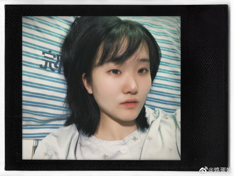 杭州女學生鄭靈華（圖）因遭網路霸凌尋短，網友得知消息紛紛發文悼念為她打抱不平。（圖取自微博網頁weibo.com/yume1016）