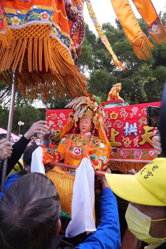 苗栗縣通霄鎮白沙屯拱天宮媽祖9天8夜徒步進香行程20日最後一天，上午進行換轎儀式，由被稱為「粉紅超跑」的4人小轎改乘8人大轎，換轎過程也是媽祖婆北港進火後首露聖容。（白沙屯拱天宮提供）中央社記者管瑞平傳真 112年2月20日