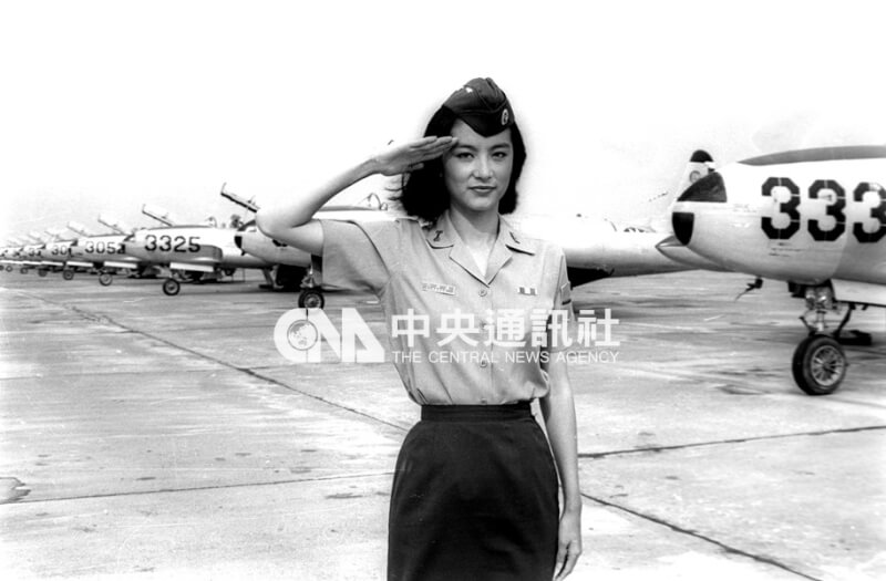 中央社「影像空間」珍藏許多影視紅星照片，圖為1981年6月27日林青霞為國片「中國女兵」在空軍軍官學校拍攝外景時留影。（中央社）