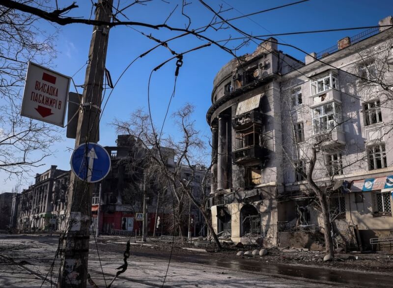 圖為19日烏克蘭巴赫姆特建築遭俄軍炸毀，成為廢墟。（路透社）