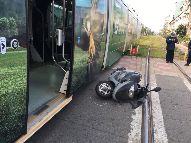 高雄輕軌列車21日上午行經鼓山區北斗街、鼓山二路口，與葉姓機車騎士擦撞，警方經蒐證完畢，事故列車已移動，全線恢復正常運轉。（高雄市鼓山警分局提供）中央社記者洪學廣傳真  112年2月21日