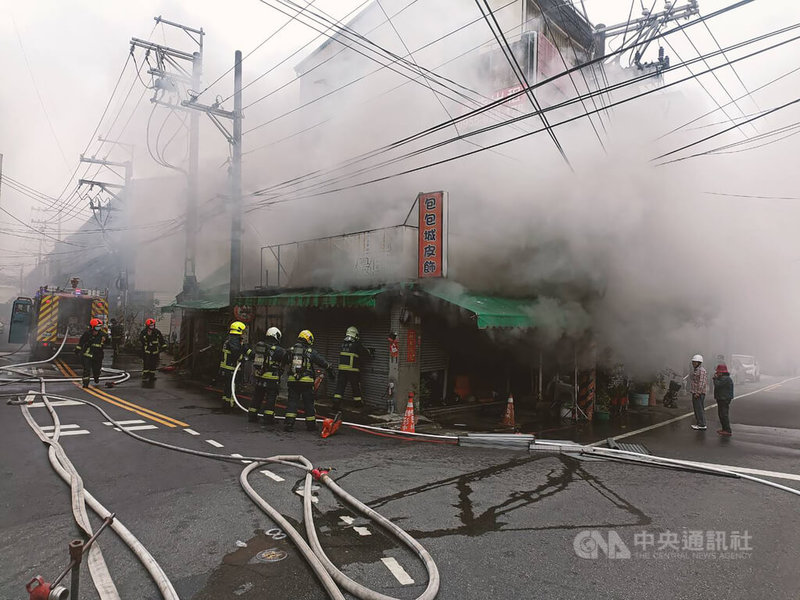 台中市太平區一處鐵皮屋麵攤21日上午疑因更換瓦斯桶發生火警，火勢一發不可收拾，消防人員獲報到場搶救，並將受傷的瓦斯工人送醫救治。（翻攝照片）中央社記者蘇木春傳真  112年2月21日