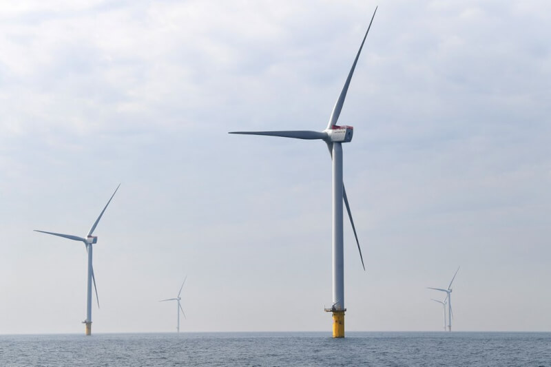 圖為荷蘭位於北海的風力渦輪機。（路透社）