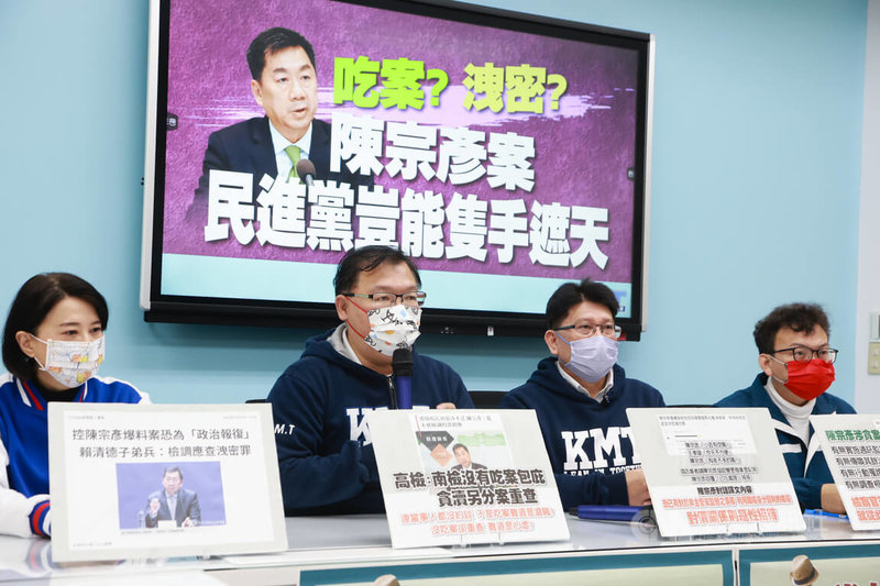 前行政院發言人陳宗彥遭指控接受性招待風波延燒，國民黨立法院黨團首席副書記長林思銘（右2）、立委鄭正鈐（右）、王鴻薇（左起）、李德維21日共同舉行記者會，指出台南地檢署連傳喚陳宗彥都沒有，就將涉嫌瀆職和性招待案「查無不法」簽結，批司法已淪為執政黨吃案、包庇以及派系鬥爭的工具，呼籲重啟偵查此案。中央社記者王騰毅攝  112年2月21日