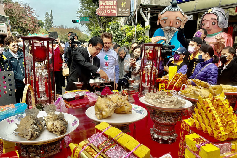 台南市中西區六合境大埔福德祠21日舉辦具客家風情的土地公（客家人稱伯公）壽誕慶典，由台南市長黃偉哲（前左）擔任主祭。（台南市政府提供）中央社記者楊思瑞台南傳真  112年2月21日