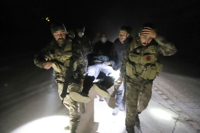 土耳其警方20日在哈泰省發生地震後，將一名受傷的男子抬出。（路透社）