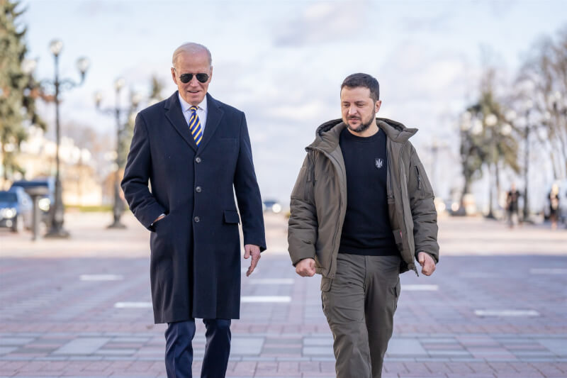 美國總統拜登（左）20日突然造訪基輔，不僅在烏克蘭總統澤倫斯基（右）官邸的訪客留言簿上留言向對方致意，還與澤倫斯基一起出席紀念活動。（圖取自twitter.com/POTUS）