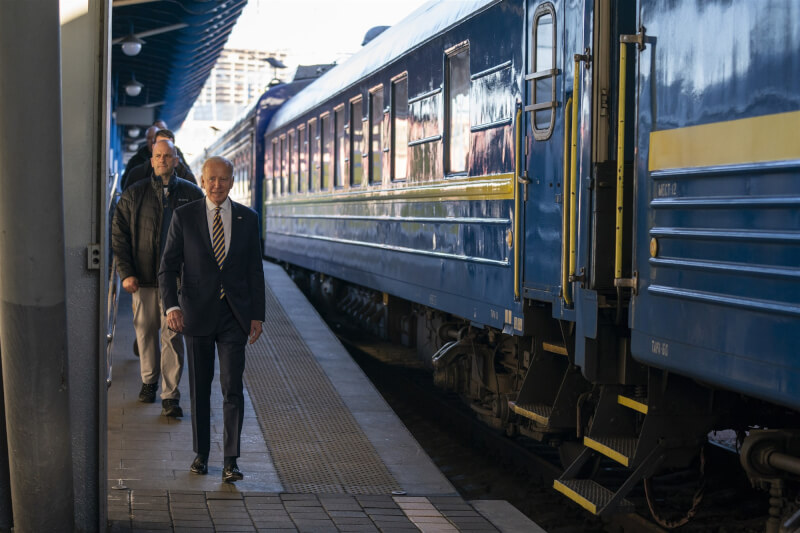 美國總統拜登（前）2月20日在俄烏戰爭一週年前夕，搭乘火車「鐵路一號」突訪處於戰爭狀態的基輔。（美聯社）