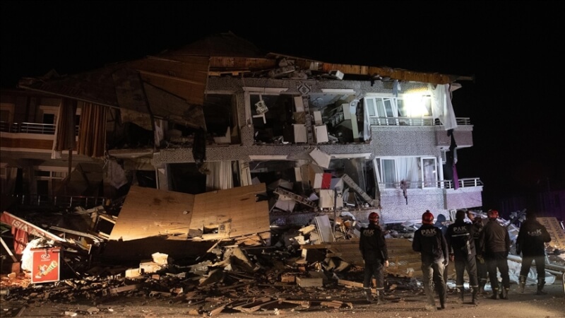 土耳其南部哈泰省20日再度發生規模6.4地震，已知6人身亡、200多人受傷，現場救難人員努力搜尋受困在倒塌建物瓦礫堆中的民眾。（安納杜魯新聞社）