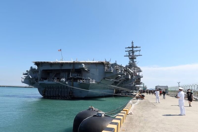 圖為去年9月美軍航艦雷根號停靠韓國釜山港。（路透社）