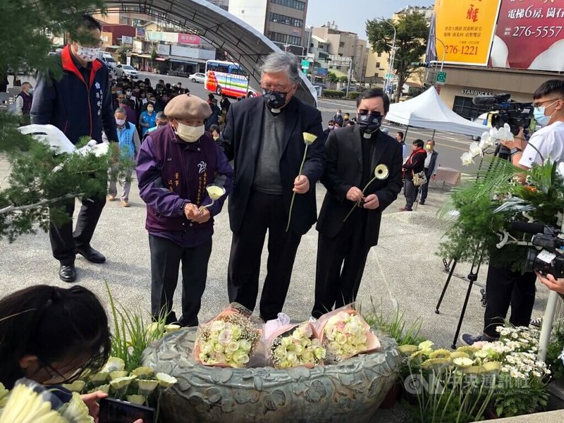 228事件76週年前夕，嘉義市22日舉行228事件追思紀念會，受難者家屬一同在嘉義市228紀念碑前獻花。中央社記者黃國芳攝  112年2月22日