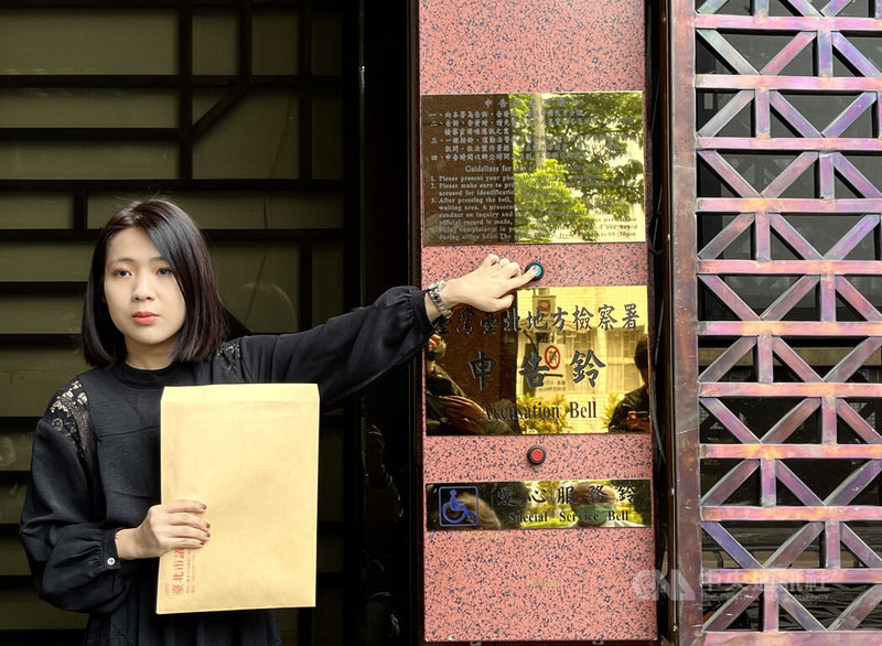 前行政院發言人陳宗彥遭指控接受性招待風波,國民黨籍台北市議員徐巧芯(圖)22日到台北地檢署告發陳宗彥涉及貪污,希望檢察官重新調查。中央社記者林長順攝 112年2月22日