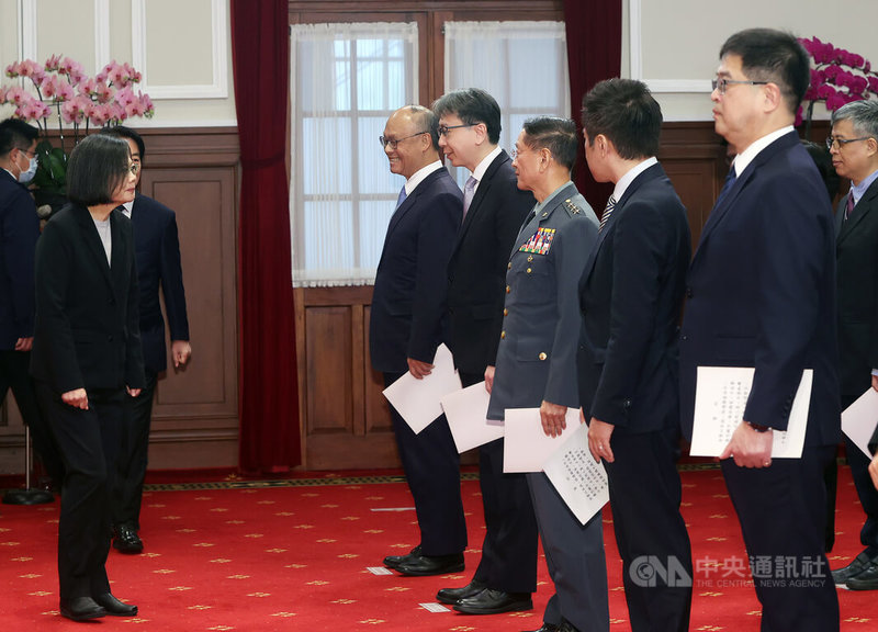 「新任行政院、總統府、國家安全會議、國家安全局政務人員及駐外大使宣誓典禮」22日上午在總統府舉行，總統蔡英文（前左）向行政院政務委員鄧振中（前右5）等人致意。中央社記者鄭傑文攝  112年2月22日