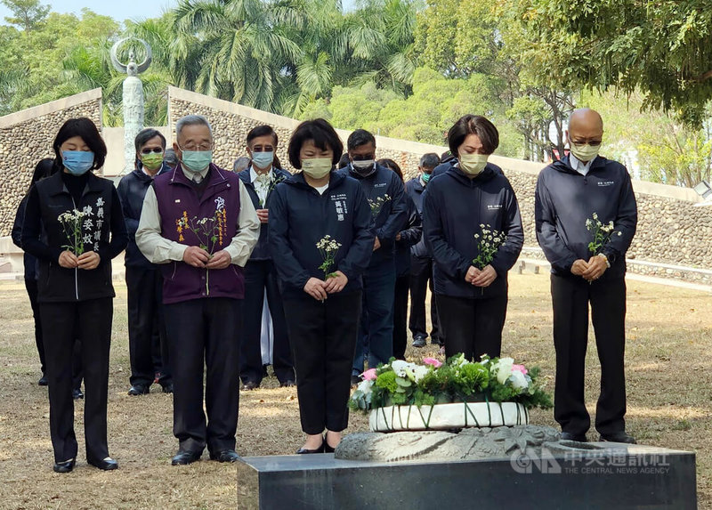 228事件76週年前夕，嘉義市22日舉行228事件追思紀念會。會後，市長黃敏惠（前中）等人至嘉義市228紀念公園內「梅花鹿群共飲生命之泉」銅雕前默哀獻花。中央社記者黃國芳攝  112年2月22日