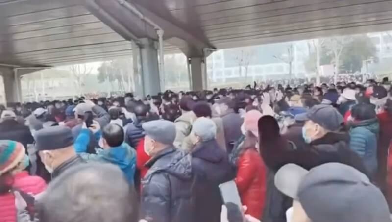2月15日大批示威者聚集在武漢中山公園，抗議中國的醫保改革政策。（翻攝畫面／路透社）