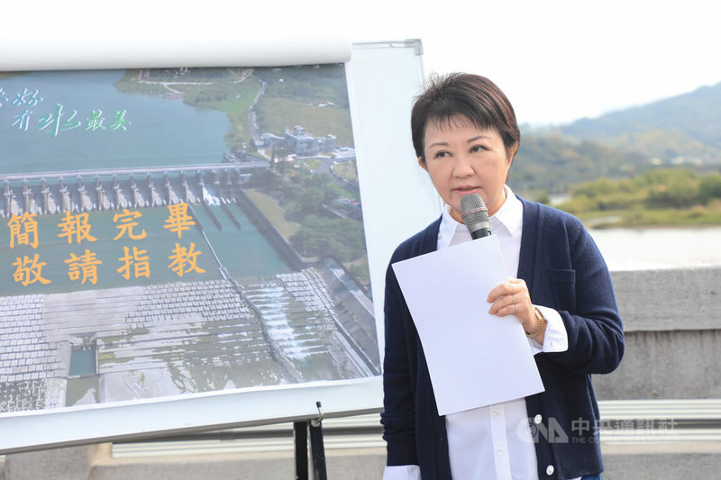 中部地區為水力發電最大地區，台中市長盧秀燕22日到石岡壩視察，了解台中供水情形，也呼籲發電、水情同時兼顧，不要為了補電，白白讓水流掉。中央社記者趙麗妍攝  112年2月22日