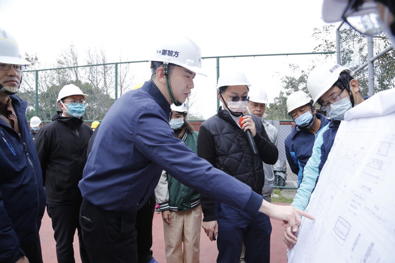 竹北市長鄭朝方（前中）22日視察公29公園博愛風雨球場新建工程並表示，現場柱墩過於接近球框，及採光罩未定位等配置問題要求廠商改善，盼打造符合市民所需的運動空間，預計8月完工。（竹北市公所提供）中央社記者郭宣彣傳真  112年2月22日