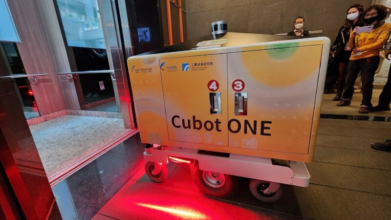 工研院打造全台第一個機器人外送員Cubot ONE，將自3月1日起在高雄軟體園區的統一超商試營運AMR外送服務一年，為園區上班族送餐到門口。中央社記者洪學廣攝 112年2月22日