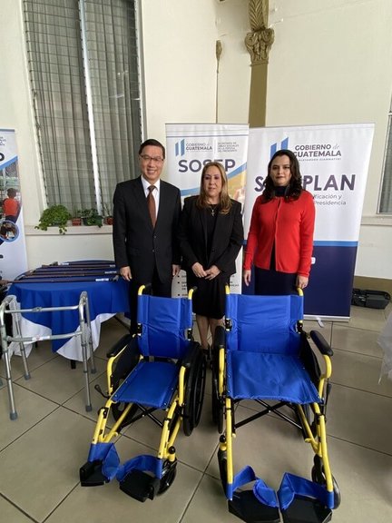 駐瓜地馬拉大使曹立傑（左）代表捐贈台灣普賢基金會輪椅予瓜國總統府社會工作局局長羅培茲（Sara López）（中）。（駐瓜地馬拉大使館提供）中央社記者黃雅詩傳真  112年2月22日