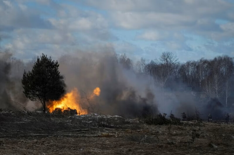 俄羅斯全面入侵烏克蘭，飛彈與彈藥的化學殘留物恐滲入土壤，污染農作物。圖為烏克蘭軍人20日在鄰近白俄羅斯邊界處進行軍事演練，防範來自俄羅斯的攻擊。（路透社）