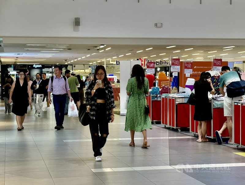 新加坡1月核心通貨膨脹率升至5.5%，創下2008年11月以來的新高。圖為當地一家商場內的民眾。中央社記者侯姿瑩新加坡攝 112年2月23日