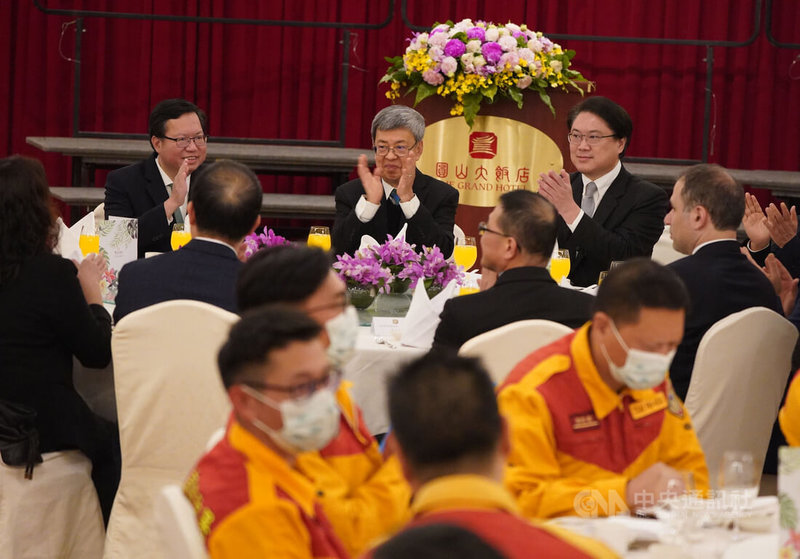 為慰勉土耳其震災台灣國際搜救隊救災義舉，行政院長陳建仁（後中）23日晚間在台北舉辦感恩餐會，副院長鄭文燦（後左）與內政部長林右昌（後右）也到場參與。中央社記者徐肇昌攝 112年2月23日