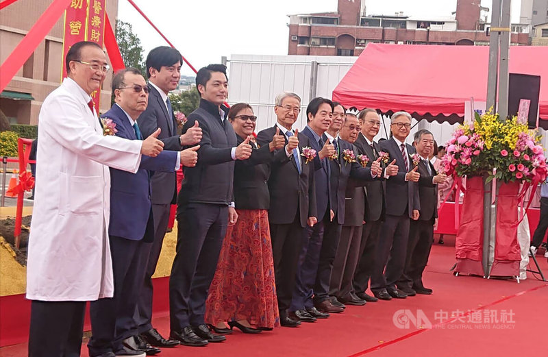 新光醫院23日舉行擴建新建工程動土典禮，副總統賴清德（左7）、台北市長蔣萬安（左4）等人出席，新建大樓全棟地上12層、地下4層，總坪數約1.3萬多坪，預估115年6月底前完工。中央社記者陳婕翎攝  112年2月23日