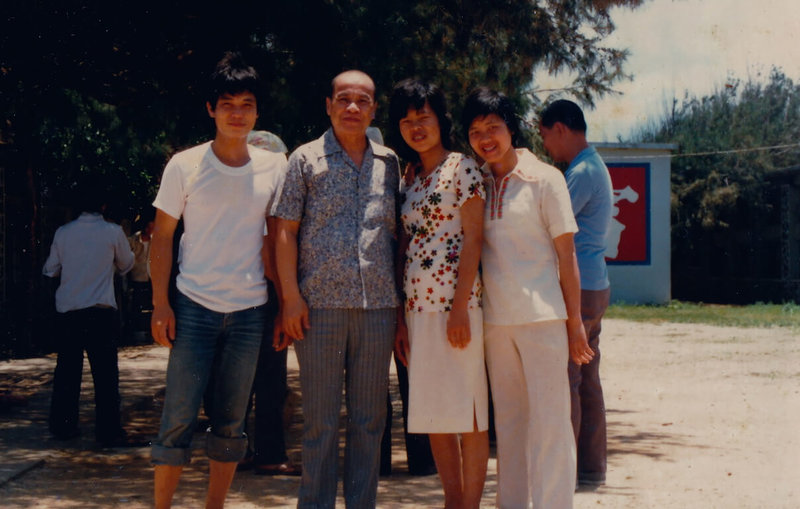 紀錄片「彼岸他方」總策劃劉吉雄透過重重管道，找到當年的越南難民營科長黃瑾瑜（左2），人稱「黃伯」，他曾為難民服務近12年。（公視提供）中央社記者葉冠吟傳真  112年2月23日