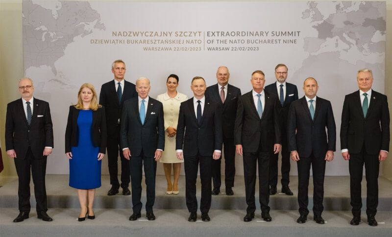 美國總統拜登（前左3）22日在華沙會晤北大西洋公約組織東翼國家領袖。（圖取自facebook.com/PresidentAlarKaris）