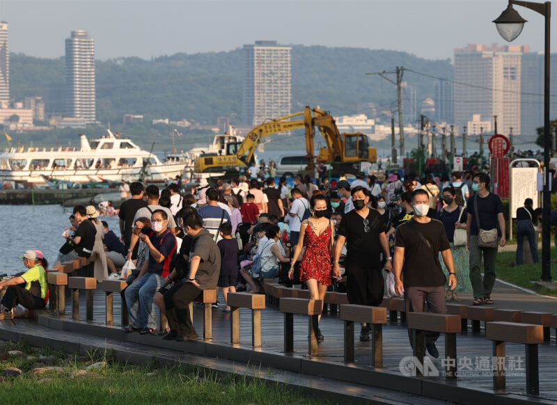 行政院將祭出50萬份5000元消費金吸引國際觀光客。圖為八里渡船頭老街出遊民眾。（中央社檔案照片）