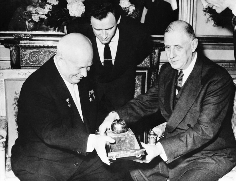 蘇聯1957年發射人造衛星，之後執行首次太空飛行、製作積體電路，在1960年代邁向科學強國。圖為1960年3月蘇聯領導人赫魯雪夫（左）在巴黎贈送法國總統戴高樂（右）俄羅斯衛星模型。（美聯社）