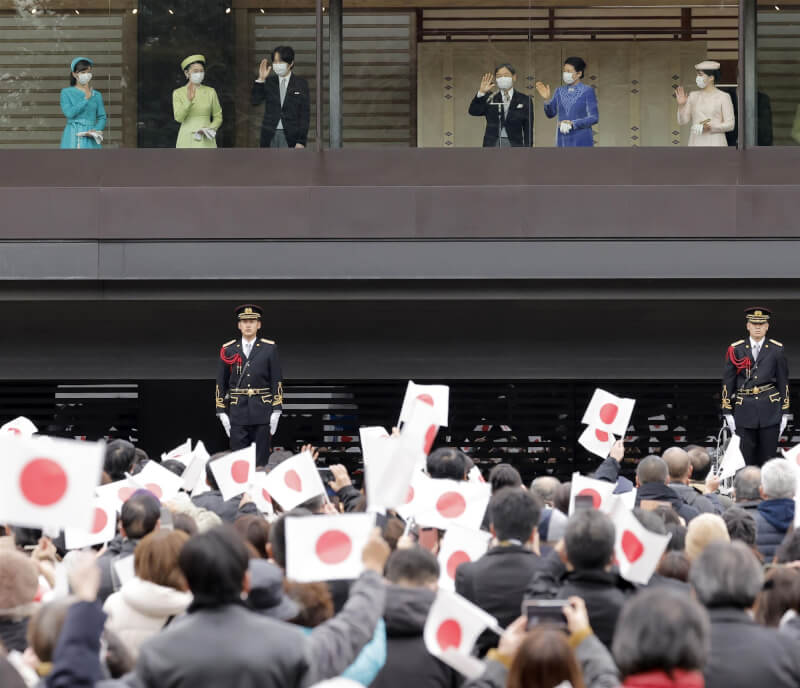 日皇德仁（後右3）23日歡慶63歲生日，即位將近4年以來首次接受民眾朝賀並發表演說。（共同社）