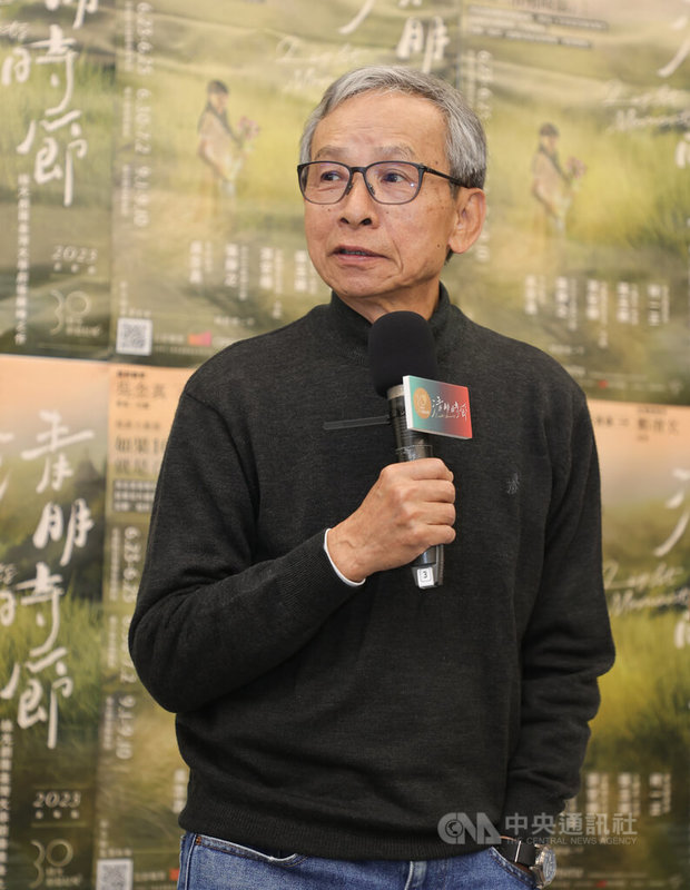 綠光劇團23日舉行「清明時節」2023昇華版讀劇記者會，導演吳念真（圖）說明故事的情節與架構，以及對演員們的期待。中央社記者謝佳璋攝 112年2月23日