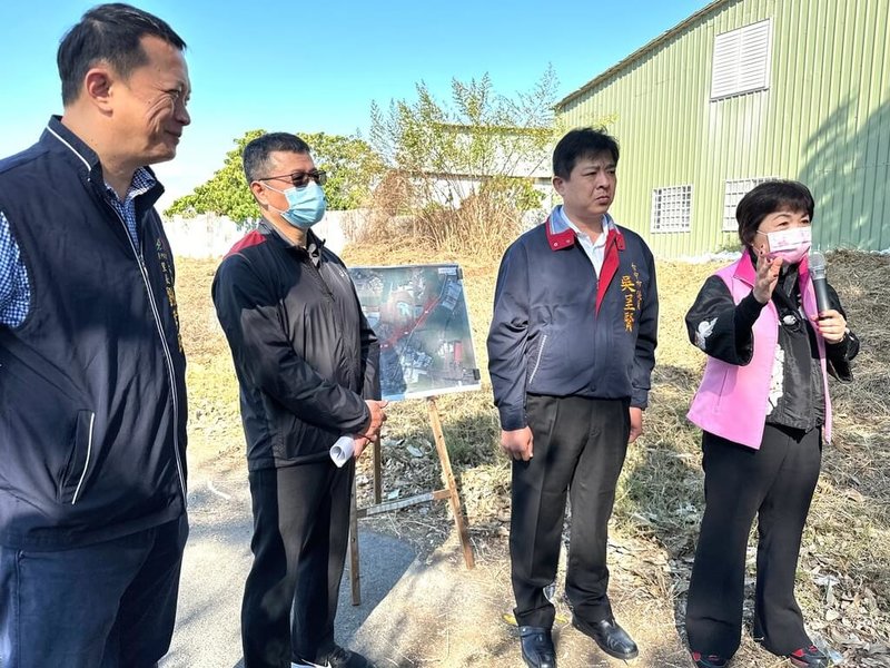 台中市大雅區第6公墓因緊鄰交通要道，民眾路過都覺得毛毛的，立委楊瓊瓔（右1）、台中市議員吳呈賢（右2）邀集相關單位前往會勘，市府允諾民國113年1月啟動遷葬、整地及環境整理工程。（立委楊瓊瓔提供）中央社記者趙麗妍傳真  112年2月24日