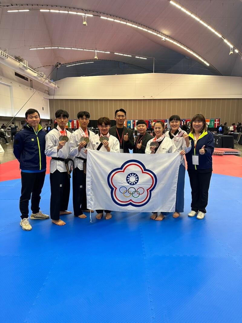 台灣跆拳道品勢代表隊24日在加拿大公開賽共拿下2金3銀1銅。（圖取自facebook.com/Taekwondotw）