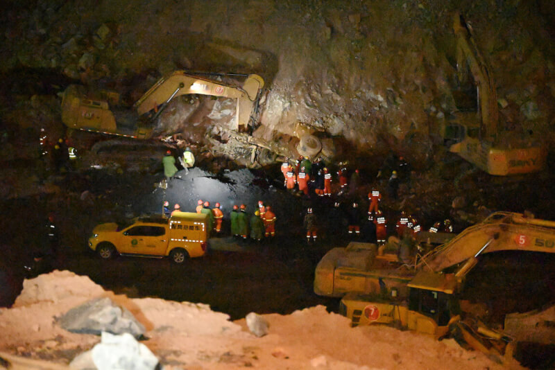 中國內蒙古一座露天煤礦22日發生大面積坍塌事故後，迄今仍有47人失聯。圖為23日晚間現場救援情況。（中新社）